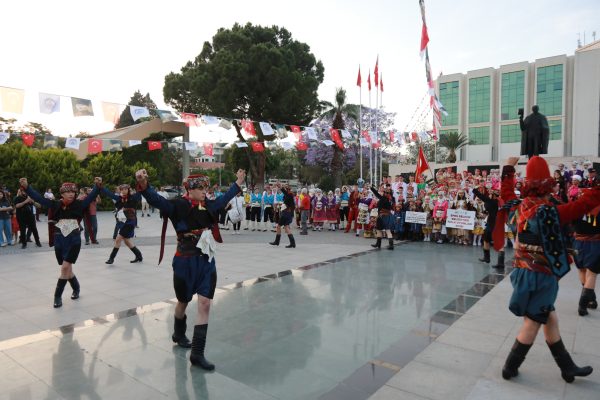 Efes Selçuk’ta Kültürler Uluslararası Halk Oyunları Şenliği ile Buluşuyor