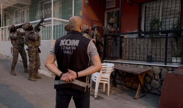 İzmir’de Tefecilik Operasyonu: 12 Tutuklama!