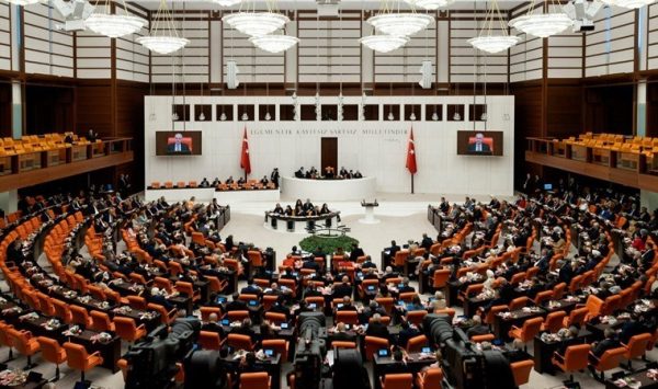 Meclis’te ‘AYM’ tartışması: ’23 yıldır kanun yapmayı, devlet yönetmeyi öğrenemediniz’