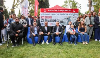 CHP’li Milletvekili Mahmut Tanal Buca’da üniversitelilerle buluştu