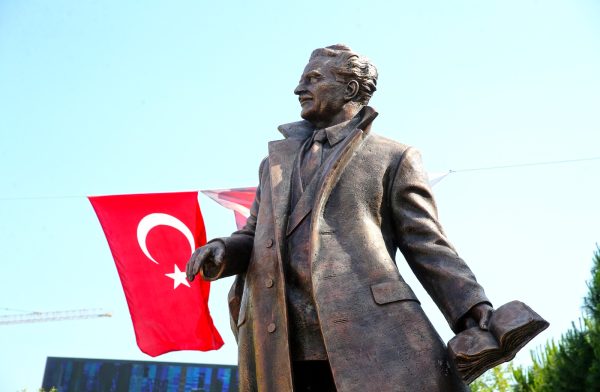 Dünya şairi Nazım Hikmet, Karşıyaka’da şiirleriyle anıldı