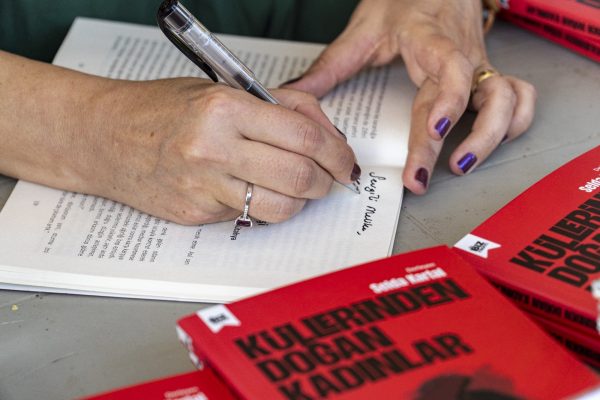 Karşıyaka’da söz kadın yazarlarda