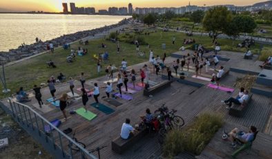 Karşıyaka’da gün batımında yoga buluşması