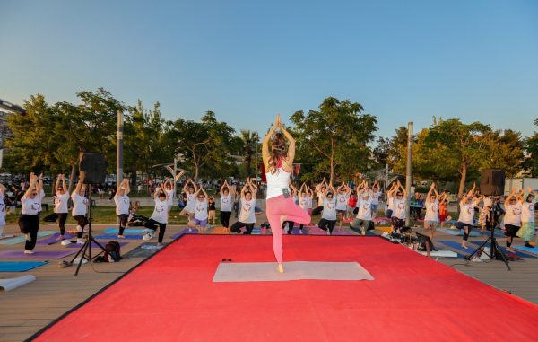 Bayraklı sahilde buluşup, yoga yaptılarDünya Yoga Günü’nde renkli etkinlik