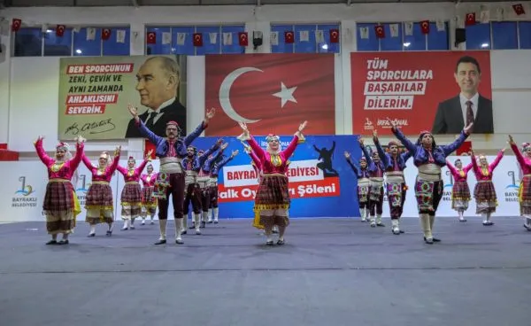 Bayraklı’da halk dansları gösterisi nefes kesti