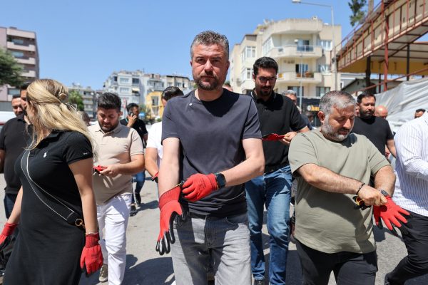 Başkan Görkem Duman vatandaşlarla çöp topladı