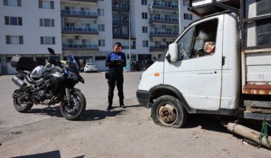 Bayraklı’da hurda araçlar kaldırılıyor