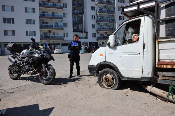 Bayraklı’da hurda araçlar kaldırılıyor