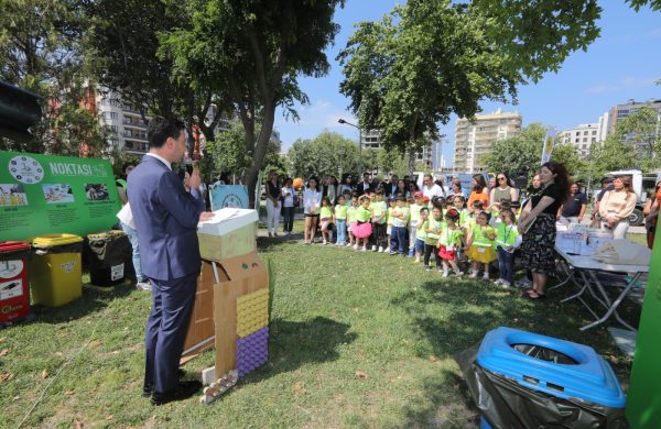 Bayraklı’da ‘Çevre Günü’ şenliğiÇocuklar çizdi, belediye çöp kamyonlarıyla ilçe sokaklarına taşıdı