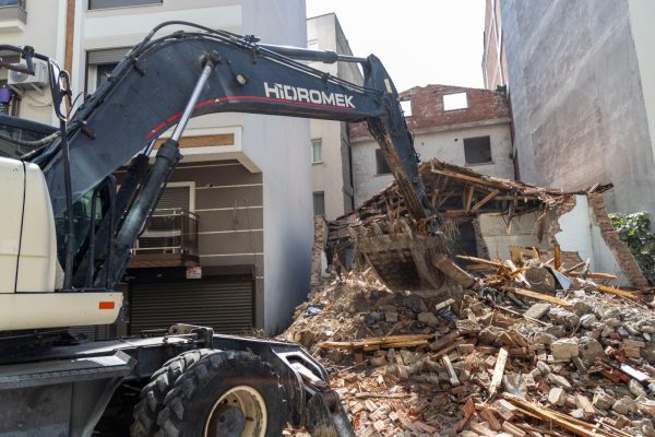 Karşıyaka’da metruk ve riskli binalar tek tek yıkılıyor