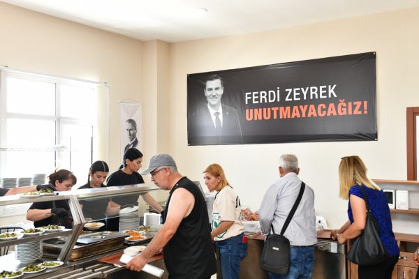 Çiğli Belediyesi’nden Ferdi Zeyrek’e vefa: Lokantada ücretsiz yemek, belediye önünde lokma ikramı