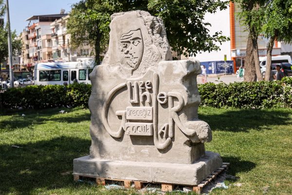 Buca’ya Edip Akbayram anısına heykel