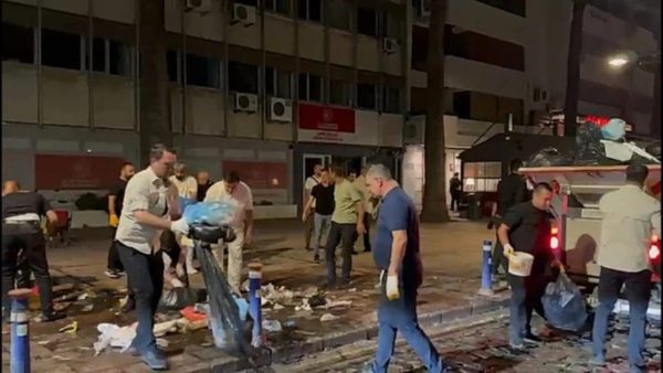 İşçiler grevde: İzmir’de Büyükşehir Belediye Başkanı Cemil Tugay Kordon’da çöp topladı