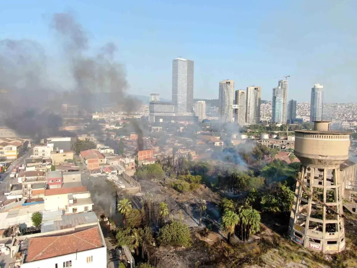 İzmir’de Yangın: 4 Bina Yandı, 2 Tır Küller Arasında!