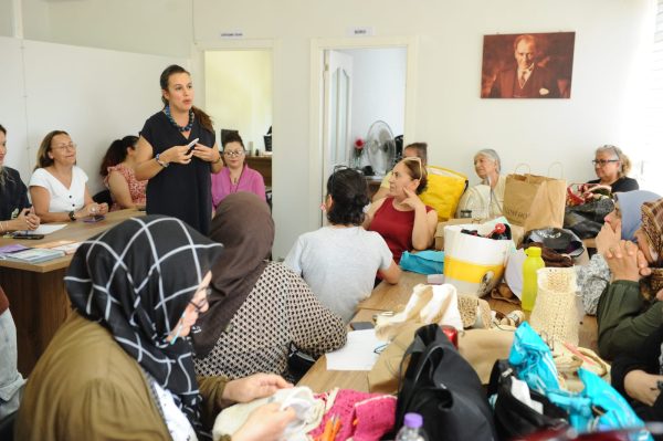 Karşıyaka’da ‘Kadın Gücü’ mahalle mahalle yayılıyor