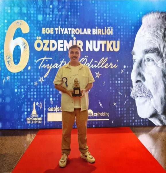 Karşıyaka Belediye Tiyatrosu’nda ödül gururu!