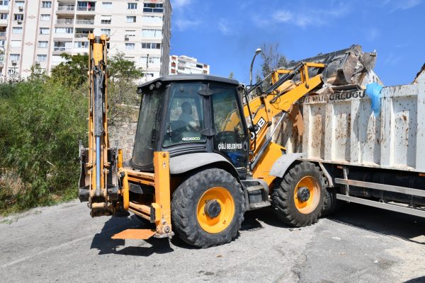 Çiğli’de moloza kararlı müdahale, halka çağrı…