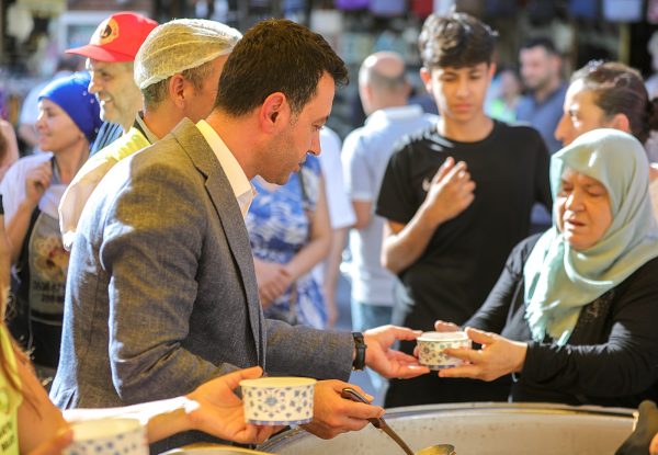 Bayraklı’da aşure bereketi