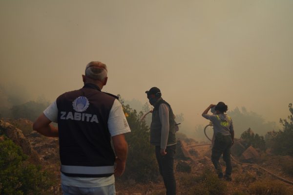Çeşme’de yangınla mücadele 2. gününde devam ediyor