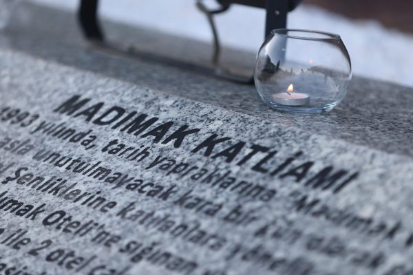 Madımak Katliamında Hayatını Kaybedenler Karabağlar’da Anıldı