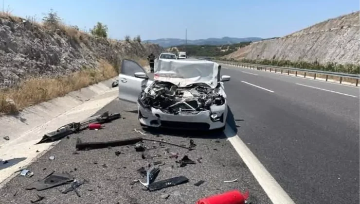 Balıkesir’de Otoyolda Çift Taraflı Kaza! 2 Yaralı
