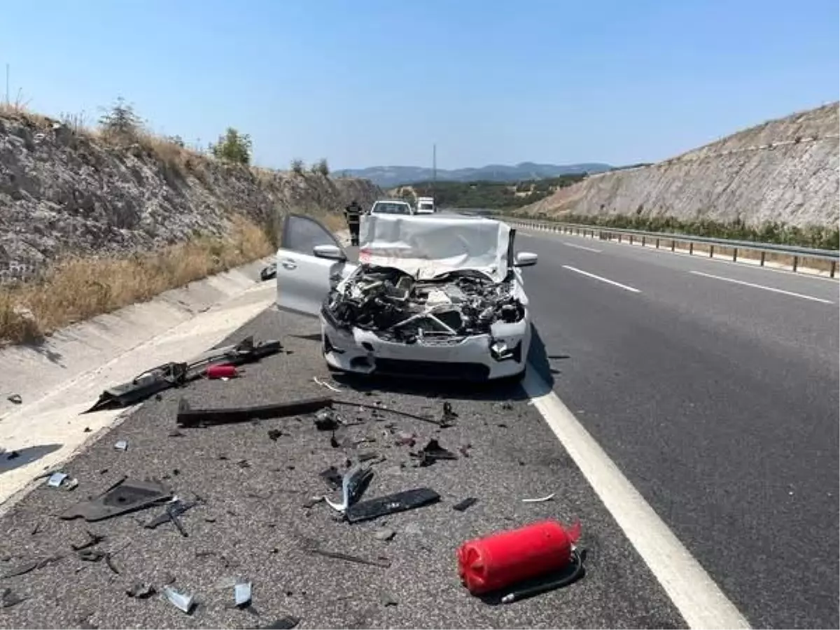 Balıkesir’de Otoyolda Çift Taraflı Kaza! 2 Yaralı
