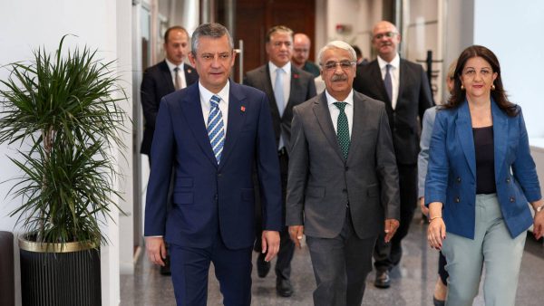 DEM Parti heyeti CHP lideri Özel’le görüşüyor