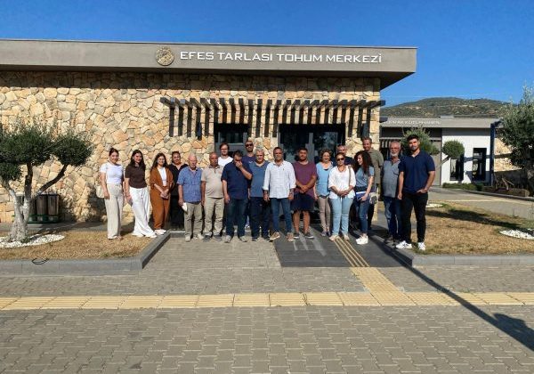 Efes Tarlası Yaşam Köyü’nde Şeftali Üreticilerine Eğitim