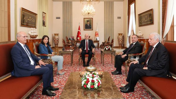 Komisyon için ilk adım: Kurtulmuş, Meclis Başkanvekilleri ile bir araya geldi