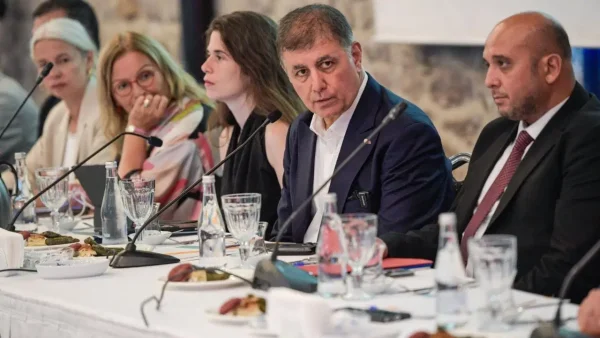 Cemil Tugay: Elimizin altında olan hazineleri görmeliyiz