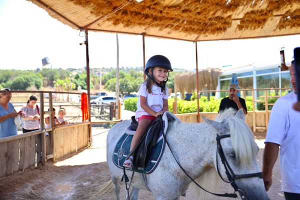 Başkan Denizli özel gereksinimli çocuklarla at çiftliği gezisinde buluştu