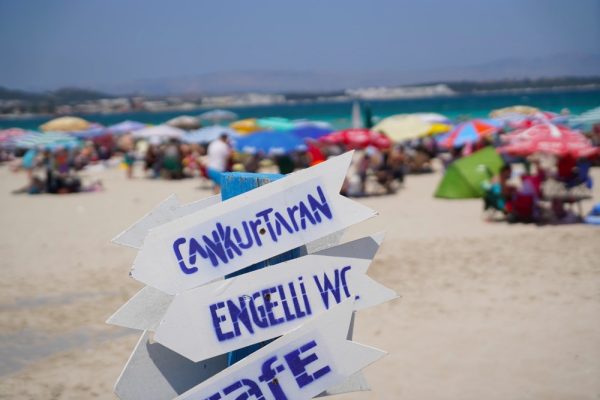 Çeşme Belediyesi plajları bir kez daha Mavi Bayrak kazandı