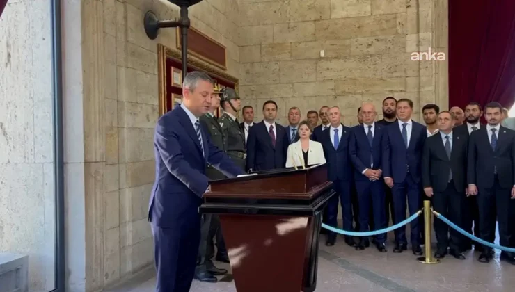 Özgür Özel Anıtkabir’de: ‘Bugün ağır saldırılar altında olan partimizi ne olursa olsun savunacağız!’