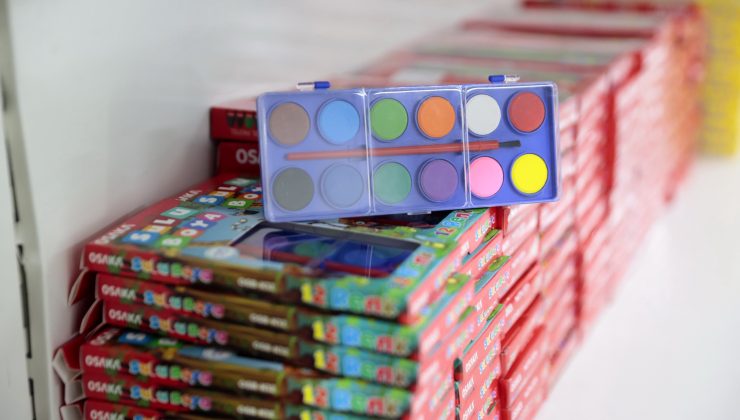 Konak Belediyesi’nin kırtasiye desteği yüzleri güldürdü