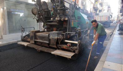 Konak’ta asfalt seferberliği devam ediyor