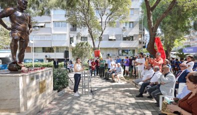 Taçsız Kral Konak’taki heykeli önünde anıldı