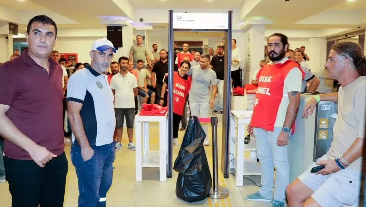 İzmir’de İşçiler 3 Ay Maaş Alamayınca Eylemde