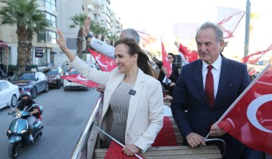 Karşıyaka, Cumhuriyet’in ışığında tek yürek oldu!