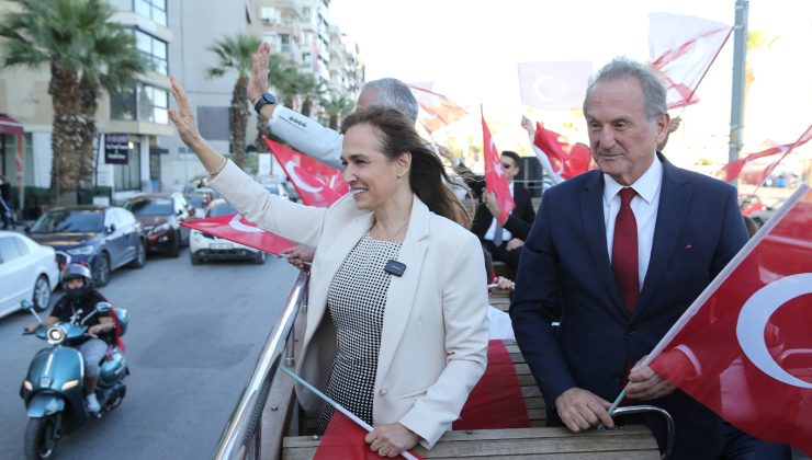 Karşıyaka, Cumhuriyet’in ışığında tek yürek oldu!