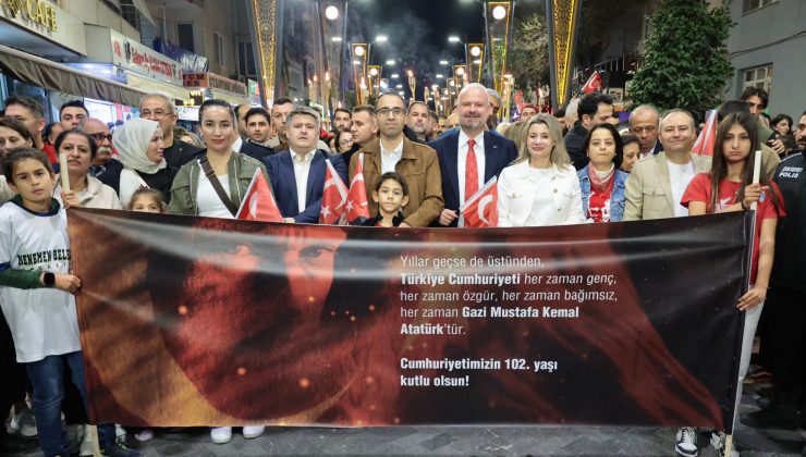 Menemen’de binler, Cumhuriyet sevgisiyle yürüdü