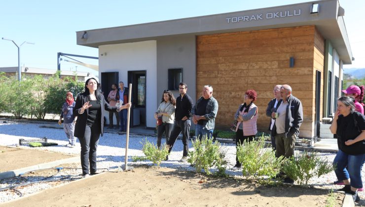  Efes Selçuk’ta üreticilere “Ücretsiz Toprak Analizi Eğitimi” verildi