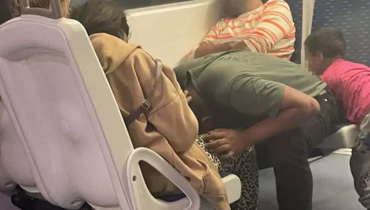 İzmir Metrosunda Skandal: Fotoğraf Tartışma Yarattı!