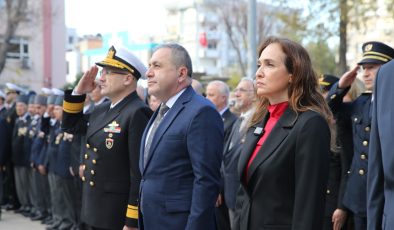 Karşıyaka tek yürek oldu, Ata’ya selam durdu!