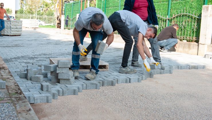 Karşıyaka’da okul çevrelerinde yol bakım çalışması