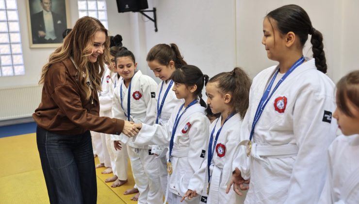 Geleceğin judocuları Konak’ta yetişiyor: Sarı kuşaklar Başkan Mutlu’dan