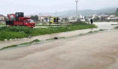 İzmir’de Sel Felaketi: Su Tahliye Çalışmaları Sürüyor