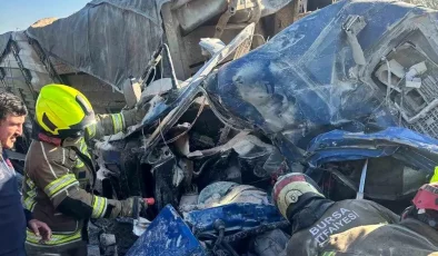 Bursa’da Kazada Sıkışan Sürücü İtfaiye ile Kurtarıldı!