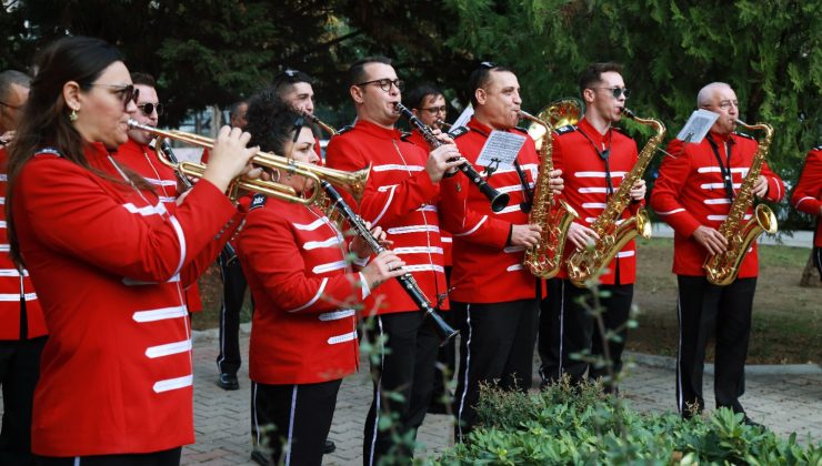 Karşıyaka sokaklarında bando şöleni