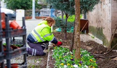NARLIDERE, PEYZAJ ÇALIŞMALARIYLA GÜZELLEŞİYOR