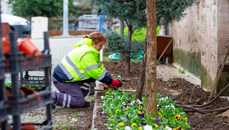 NARLIDERE, PEYZAJ ÇALIŞMALARIYLA GÜZELLEŞİYOR